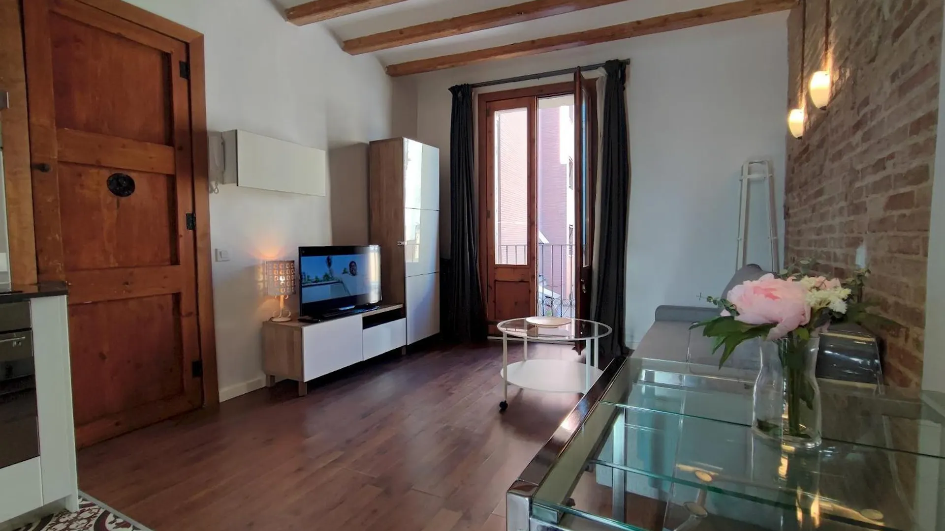 Catalan Comfort Near Sagrada Familia Barselona